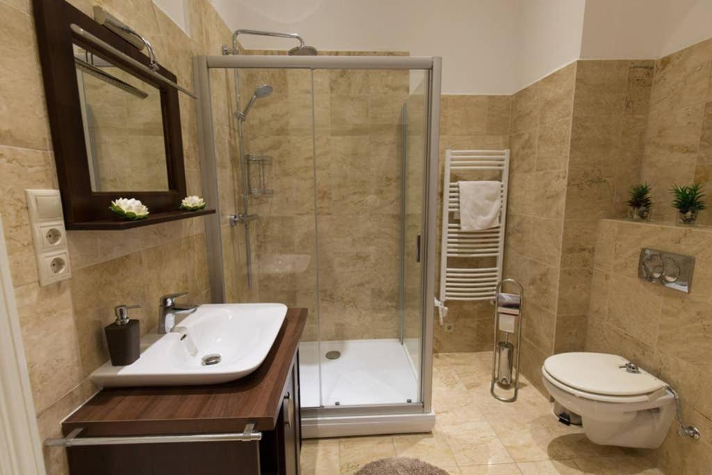 Elegant Apartment With Buda Castle View Budapest Exterior photo