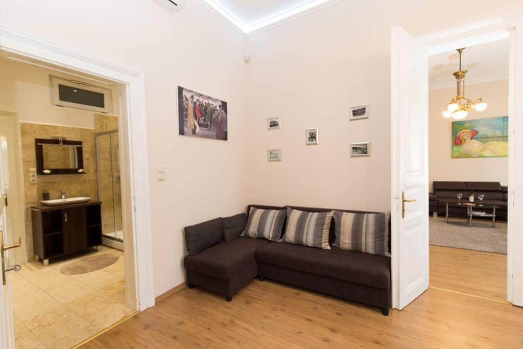 Elegant Apartment With Buda Castle View Budapest Exterior photo