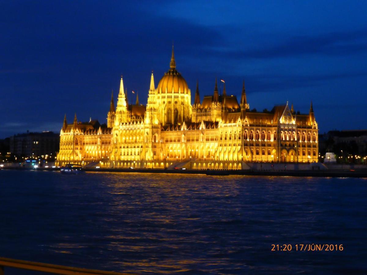 Elegant Apartment With Buda Castle View Budapest Exterior photo